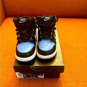 Jordan 1’s Carolina blue size 5